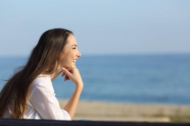 Sahilde dört gözle gülen kadın