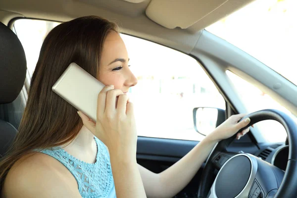 Motorista distraído chamando pelo telefone dirigindo um carro — Fotografia de Stock