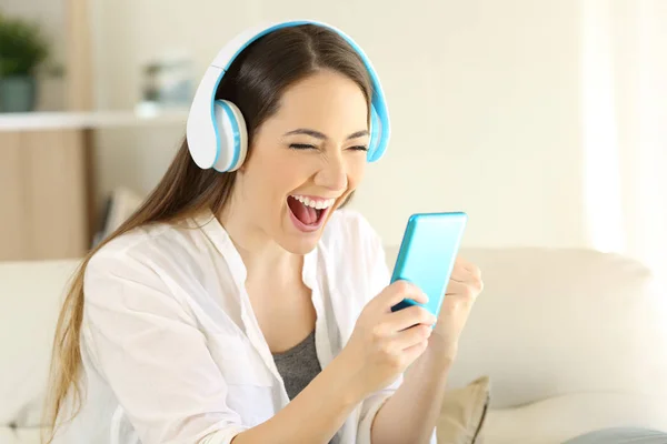 Exalterad tjej att hitta erbjuder online lyssnar på musik — Stockfoto