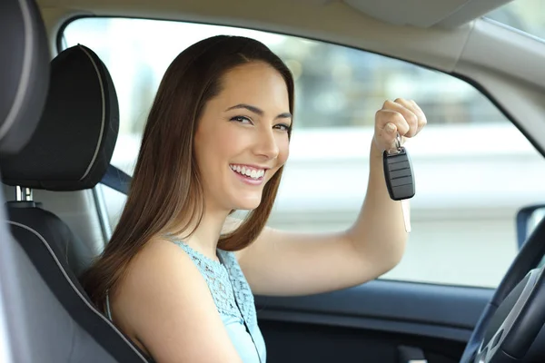 Propietario feliz coche sosteniendo las llaves mirando a la cámara —  Fotos de Stock