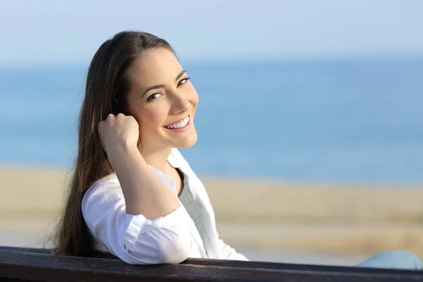 Portrait of a beauty woman smiling at camera — Stock Photo, Image