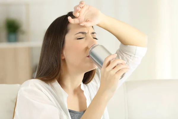 Thirsty girl sugffering heatstroke and drinking soda — Stock Photo, Image