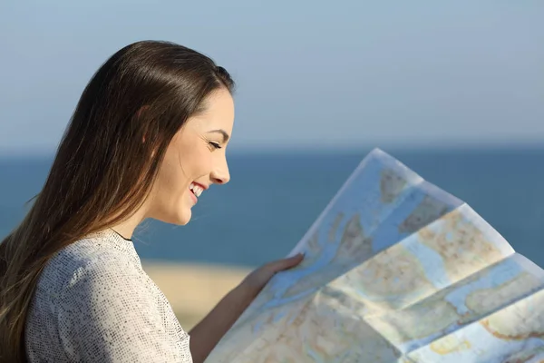 Lettura turistica di una mappa sulla spiaggia — Foto Stock