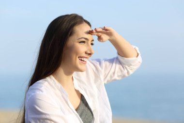 Sahilde alnına el ile İzcilik kadın