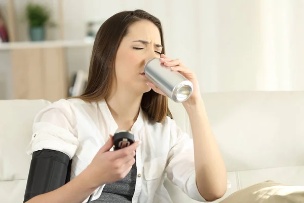 Mulher com pressão arterial baixa beber refrigerante doce — Fotografia de Stock