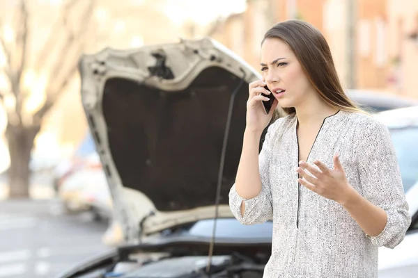 Mulher irritada chamando seguro após avaria carro — Fotografia de Stock