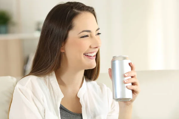Female holding a soda can on a couch at home — Stock Photo, Image