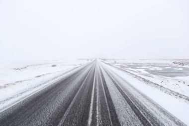 Karlı tehlikeli yol