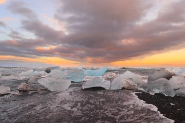 Sahilde icebergs ile İzlanda buzul Jokulsarlon