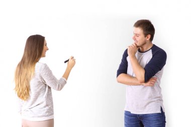 Çift üzerinde beyaz bir duvar çizim