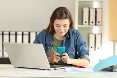 Dikkati stajyer ofiste telefon mesajları gönderme