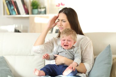 Anne acı ve umutsuzca Ağlayan bebek