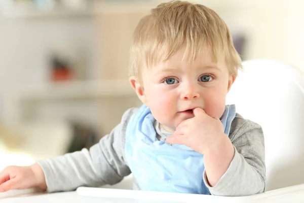 Porträt eines schönen Kindes, das dich ansieht — Stockfoto