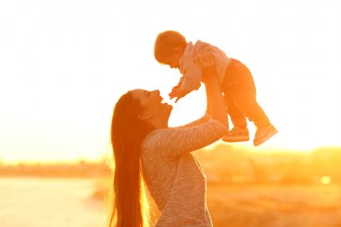Anne çocuk oğlu günbatımında yetiştirme