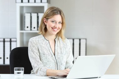 Çalışma ve kameraya bakarak ofis çalışanı