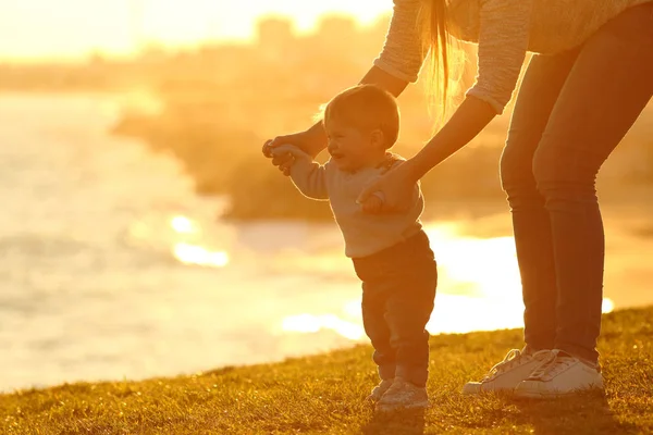 Yürüyüş ve gün batımında yardım anneye öğrenme çocuk — Stok fotoğraf