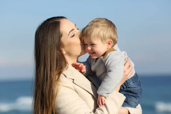 Anne çocuk oğlu açık havada öpüşme — Stok fotoğraf