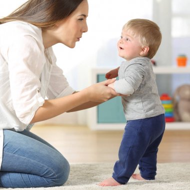 Anne oğlu evde yürümeye yardımcı