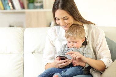Bebek oğlu akıllı telefon içeriği göstermesini anne