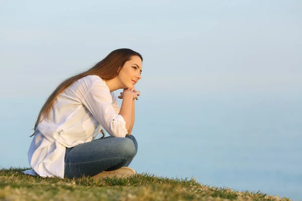Femme détendue réfléchissant et regardant loin sur la plage — Photo