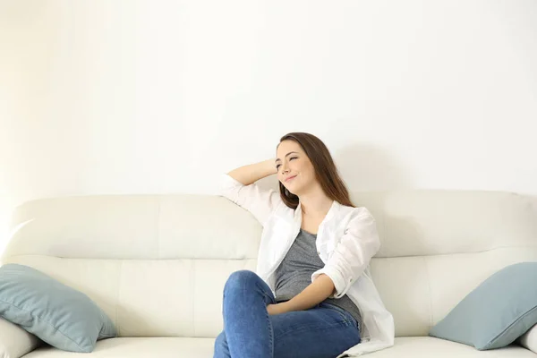 Жінка відпочиває в дивані з копіювальним простором вище — стокове фото
