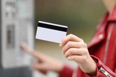 Bir ödeme makine ödemek için bir kredi kartı kullanan kadın