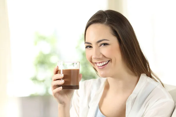 Menina segurando um batido de cacau olhando para você — Fotografia de Stock