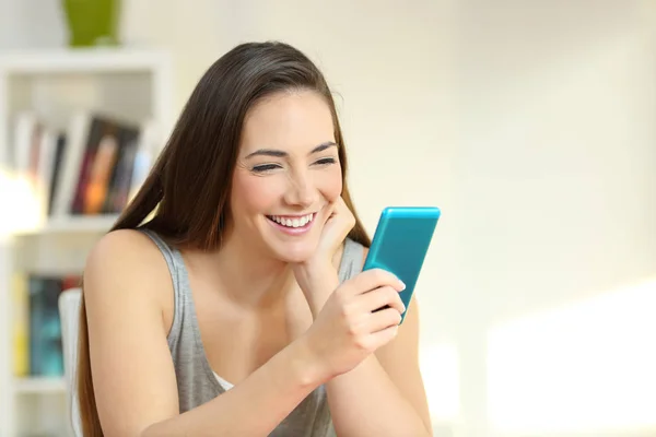 Chica disfrutando viendo contenido multimedia en un teléfono inteligente —  Fotos de Stock