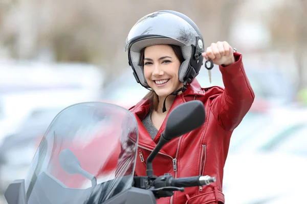 Boldog motorbiker mutatja a kulcsok neki új motorkerékpár — Stock Fotó