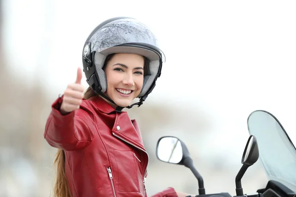 Nöjd motorbiker gestikulerande tummen upp — Stockfoto
