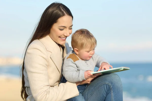 Maman enseigner et bébé apprendre à lire un livre — Photo