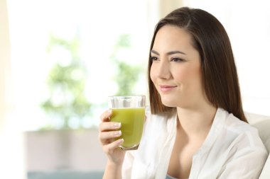 Uzağa arıyorsunuz bir sebze suyu tutan rahat kadın