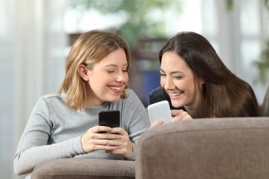 İki oda arkadaşı onların akıllı telefonlar üzerinde içeriği hakkında konuşmak