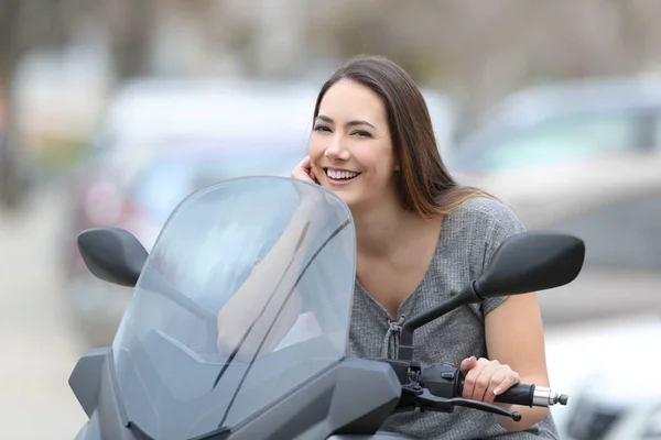 Motociclista posando mirando a la cámara en una moto — Foto de Stock