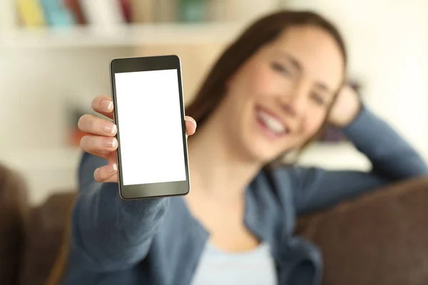 Mädchen zeigt leerem Smartphone-Bildschirm Kamera — Stockfoto