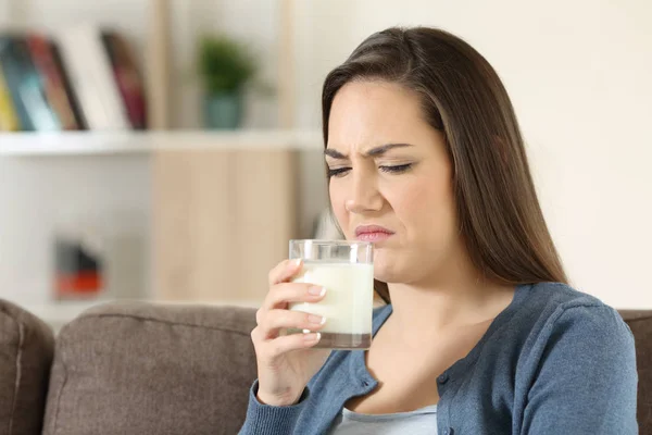 Nő felháborodott tasing tej rossz ízű — Stock Fotó