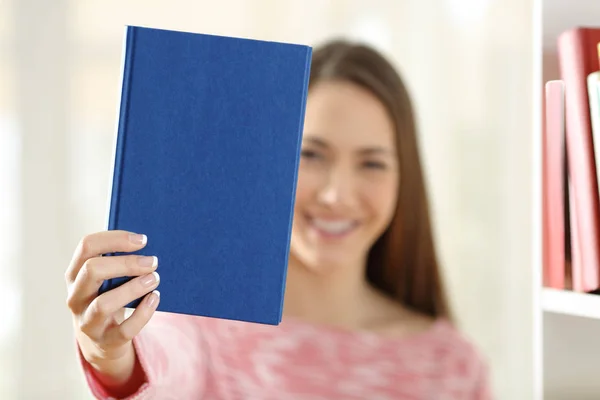 Bir kitabın boş bir kapak gösterilen kadın — Stok fotoğraf