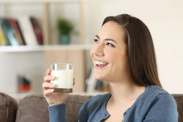 Mulher sonhando segurando um copo de leite — Fotografia de Stock