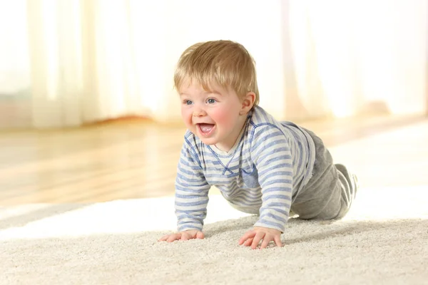 Lindo bebé arrastrándose y riendo en el suelo — Foto de Stock