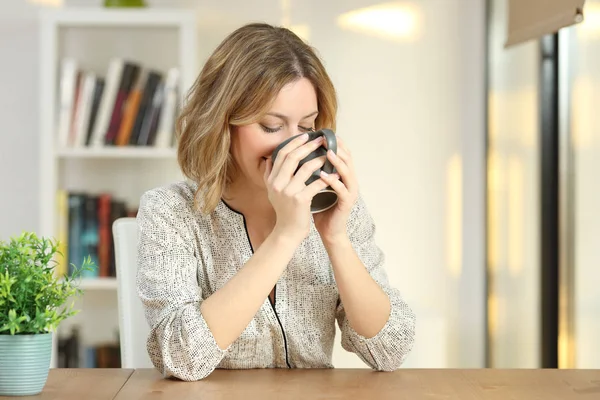 Pití kávy z hrnečku doma žena — Stock fotografie