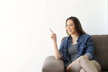 Mutlu kadın tarafında işaret kamera bakıyor