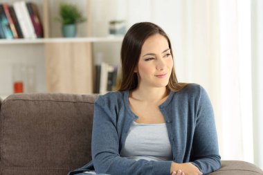 Bayan dışında bir pencereden ev arıyorum