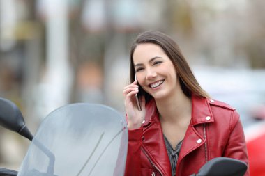Telefonla arama ve kameraya bakarak bisikletçinin