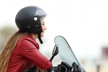 Memnun motorcu uzak bir motosiklet üzerinde seyir