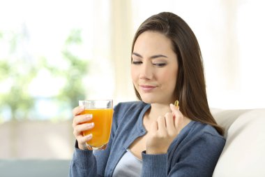 Vitamin hapı veya portakal suyu arasında şüphe kadın