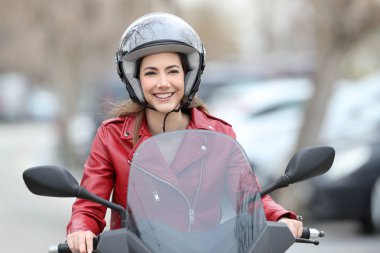 Kadın sokakta bir scooter sürme