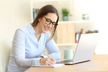 Kadın bir defterde evde yazma