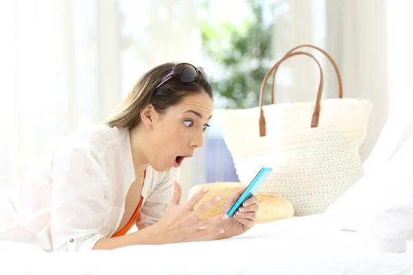 Mulher incrível usando um telefone em férias de verão — Fotografia de Stock