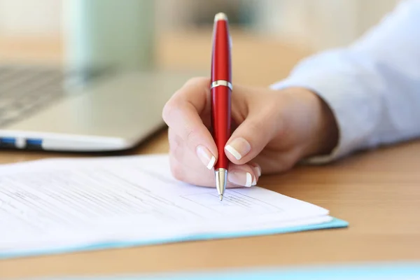 Empresaria mano firmando un contrato en un escritorio — Foto de Stock