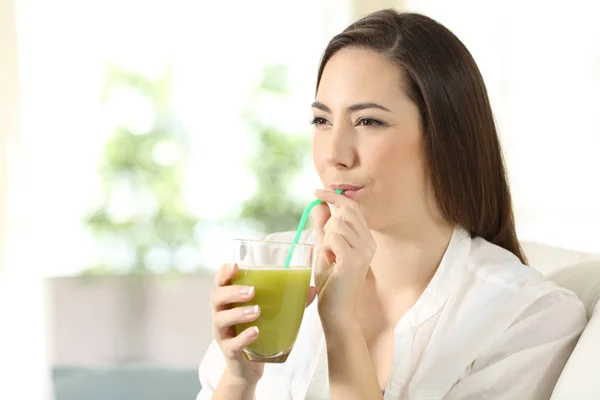 Dziewczyna pije sok warzywny, popijając słomy — Zdjęcie stockowe